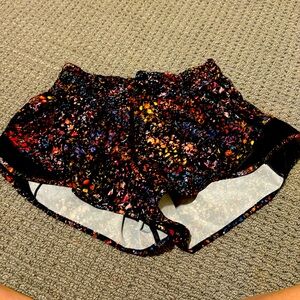 Lululemon Hotty Hot High Rise Lined Short 2.5, excellent condition size 2